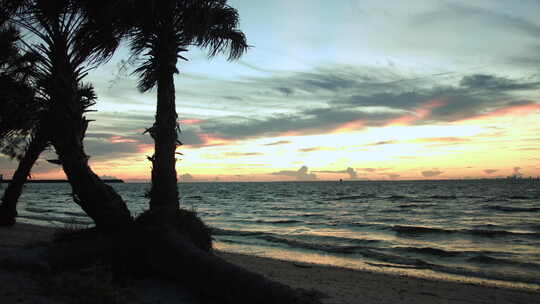 日落时佛罗里达州巴伊亚海滩美丽海滩背景的基座照片