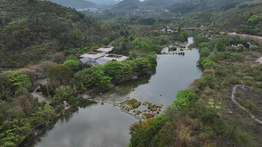 山间河流旁绿树环绕的风景