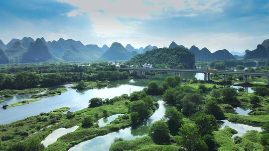 桂林漓江两岸山水风光