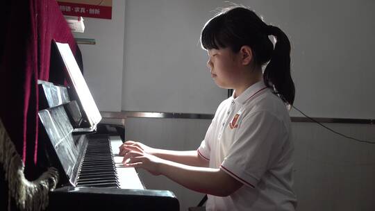 小学生音乐艺术课弹钢琴敲鼓