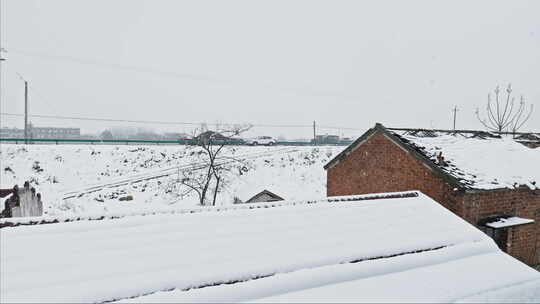 冬天农村鹅毛大雪屋顶积雪