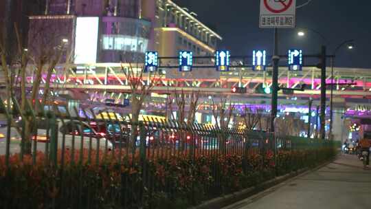 城市夜晚夜景行人过马路车流人流脚步人文