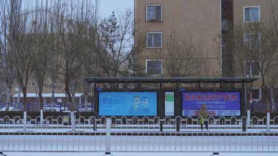 城市街道人文下雪雪景