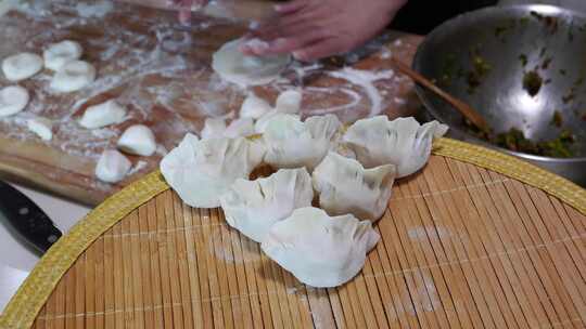 春节团圆包饺子，包水饺，包好的水饺镜头