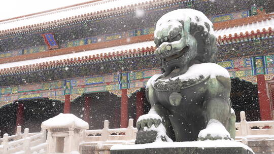 慢镜头广角拍摄大雪中的太和门前铜狮