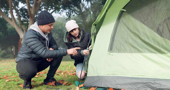 露营，帐篷和帮助夫妇在大自然中冒险，放松