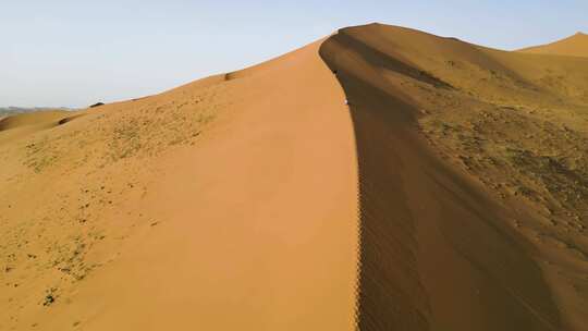 腾格里 沙漠湖泊 沙漠徒步视频素材模板下载