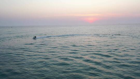 广西涠洲岛日落时分摩托艇运动