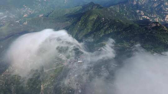 泰山高空云雾缭绕