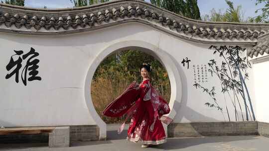 汉服美女在中式公园跳舞