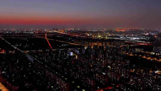 居民楼房产暮色下灯火辉煌的城市夜景全景