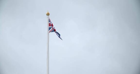 白金汉宫飘扬的英国国旗