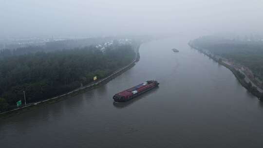 上海黄浦江上的货轮视频素材模板下载