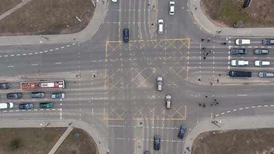 空中：高峰时间在一个非常大的十字路口的交通视频素材模板下载