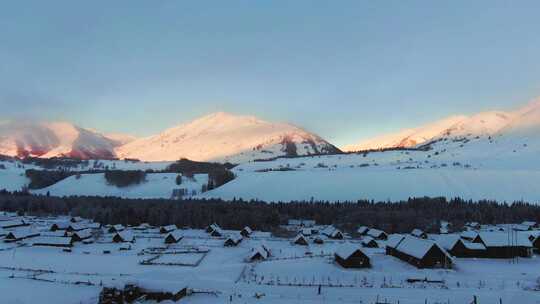 新疆阿勒泰禾木村早晨日出航拍 雪山小镇视频素材模板下载