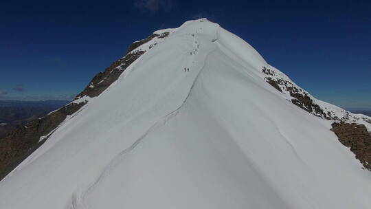 航拍 贡嘎雪山登山队登顶