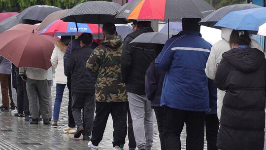 疫情期间下着雨排队做核酸检测4k