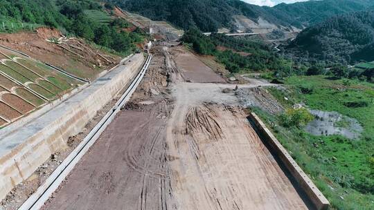 公路视频建设初期的高速公路路基泥泞路面