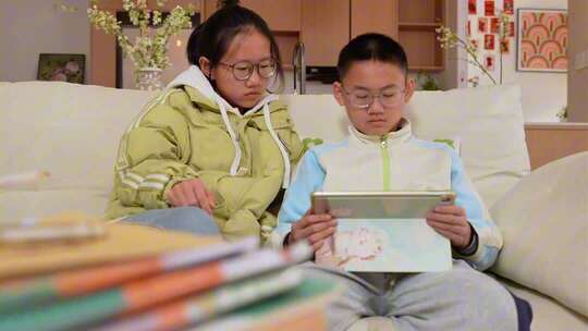 小朋友居家玩平板电脑