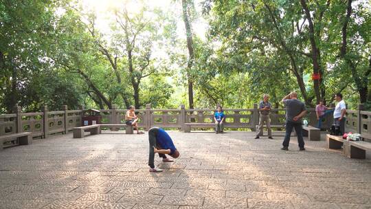 杭州西湖宝石山上休闲健身的老人们