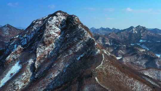 秦皇岛董家口长城雪后绵延山脉中壮丽景观