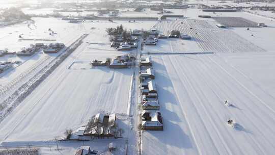 俯瞰雪后乡村与田野的广阔景象