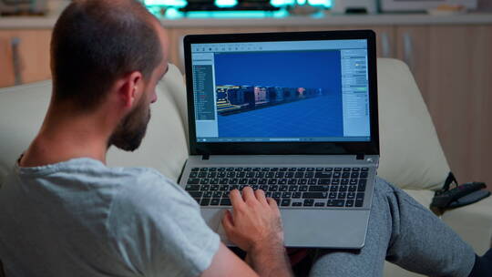 游戏开发人员使用笔记本电脑工作视频素材模板下载
