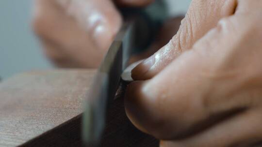 手工艺视频手工匠人锻银锉平银器边缘