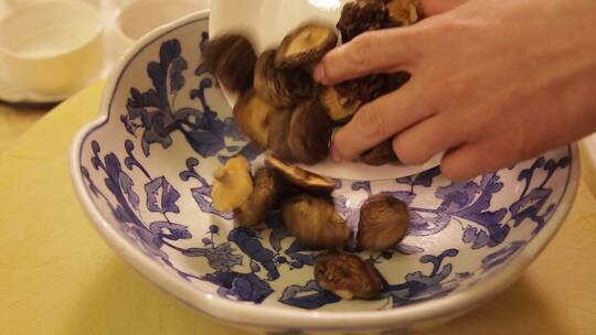 青花瓷碗泡发香菇