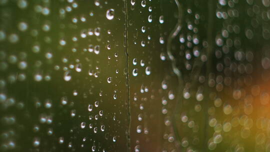 雨滴顺着窗玻璃落下