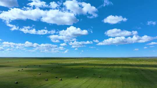 蓝天白云下的呼伦贝尔草原