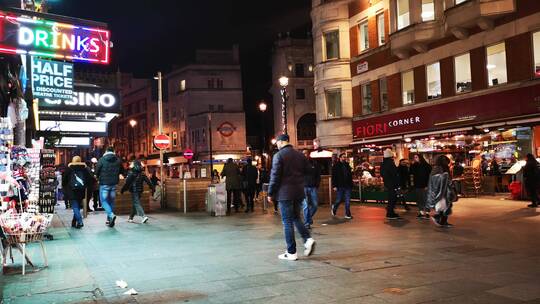 夜晚在商业街上行走的人们