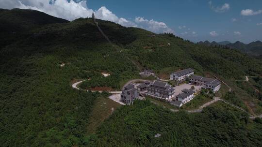 西南山区山脚下的村镇半山腰的庄园