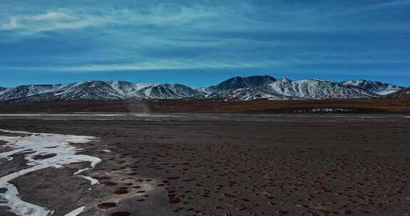 青海可可西里草原雪山