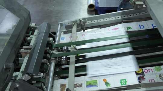 快速运行中的印刷厂机器设备6