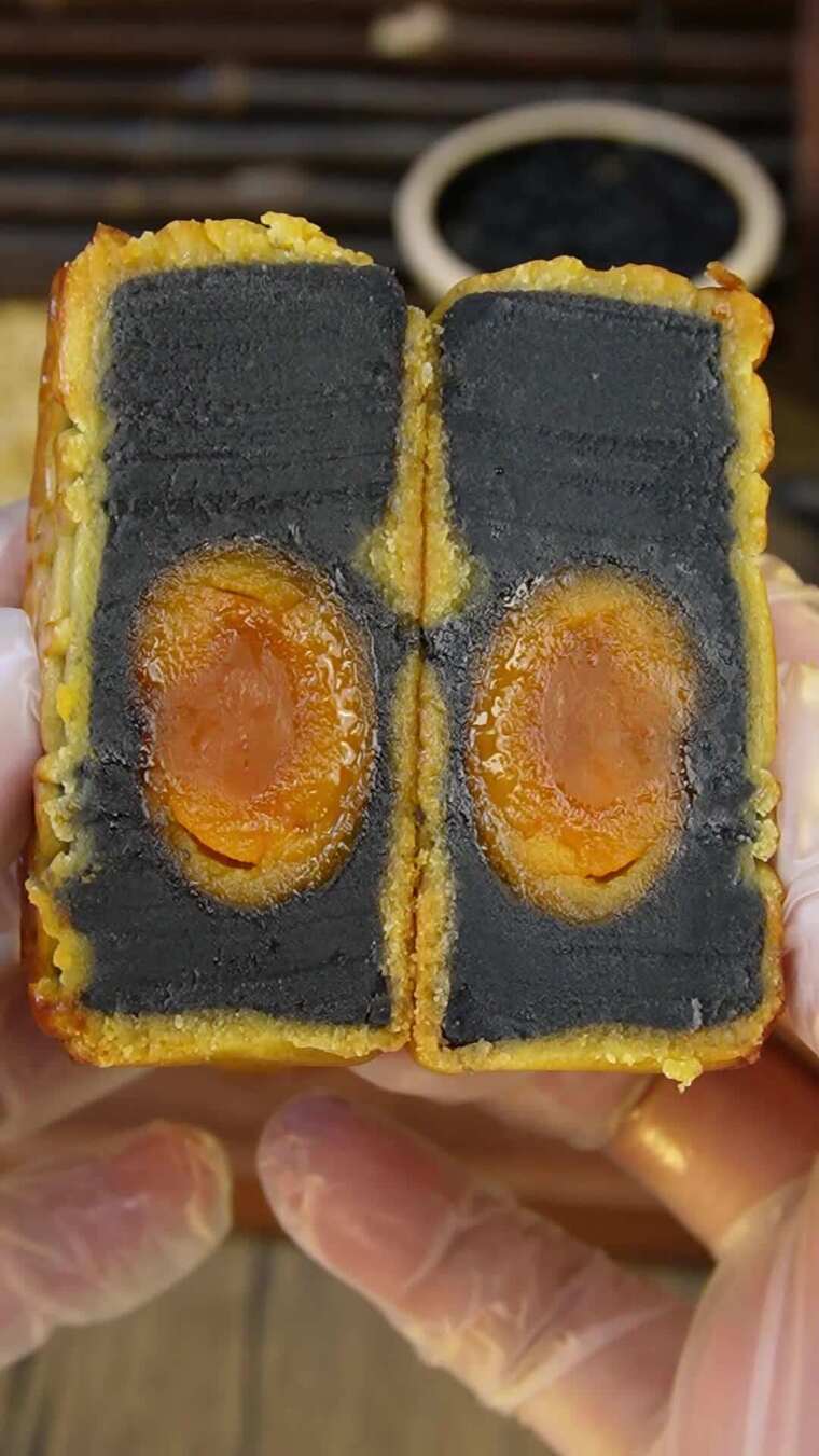 蛋黄黑豆沙月饼