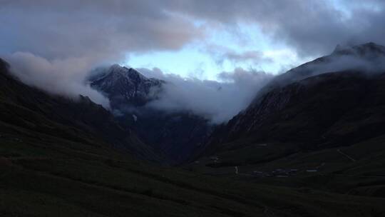 清晨山谷云雾水汽涌动