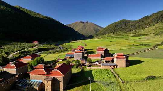 航拍川西贡嘎山乡乌库楚上城子村田园风光