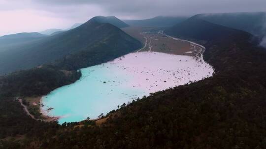 丽江玉龙雪山高原湖泊壮美风景航拍