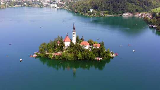 湖中的岛上教堂