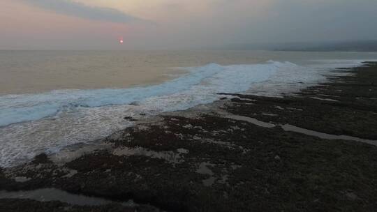 落日海浪涌向海岸景观