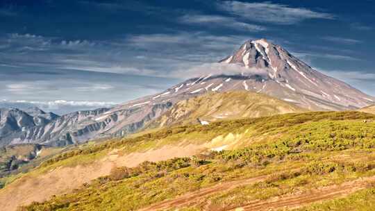 走向山顶俯瞰火山天线的人