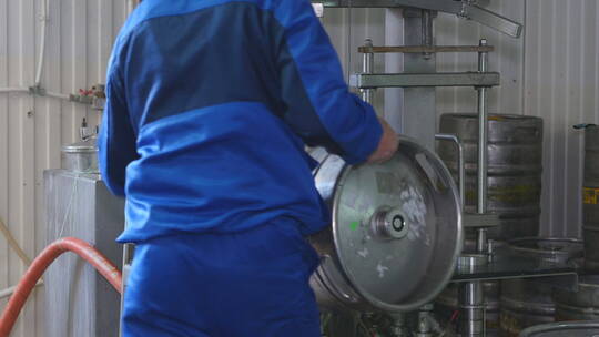 工人在生产线上清洗啤酒桶