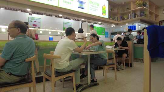 快餐店顺旺基顾客用餐吃饭