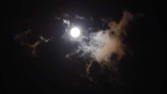 美丽的月亮从夜晚的云中升起延时