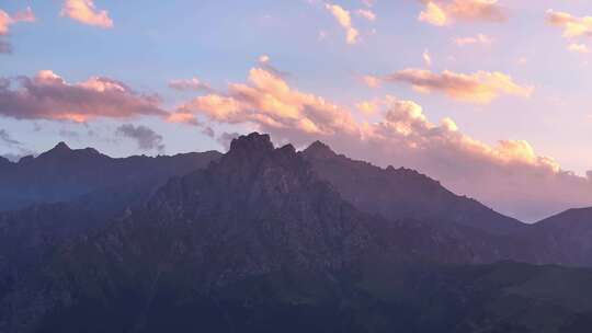 新疆鹿角湾日照金山