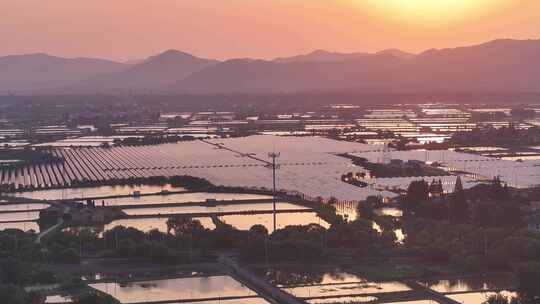 夕阳下的光伏太阳能发电站