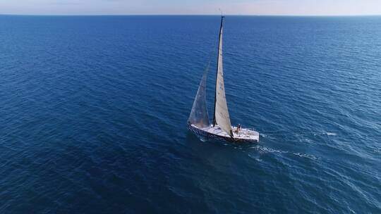 帆船在海中行驶航拍视频素材模板下载