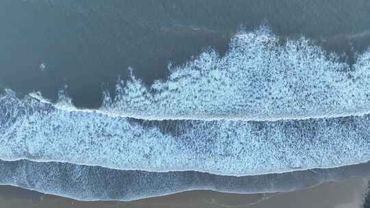 俯拍沙滩潮汐海水浪花拍打海岸海边涨潮退潮