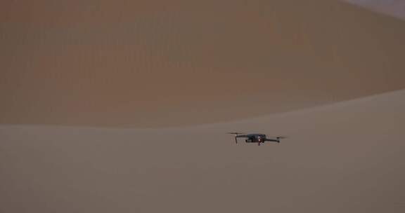 无人机晚上在沙漠上空盘旋